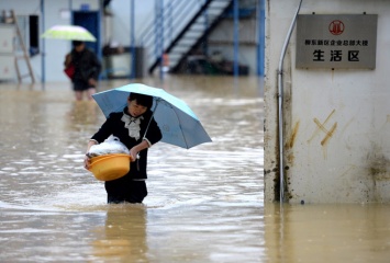 В Китае от проливных дождей пострадали около 400 тыс. человек