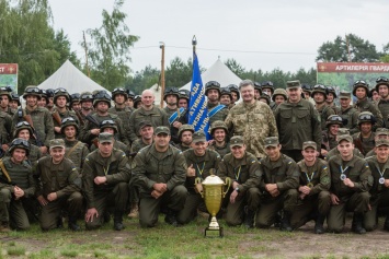 "Страна гордится вами": Порошенко наградил команду Нацгвардии, победившую в турнире по рукопашному бою
