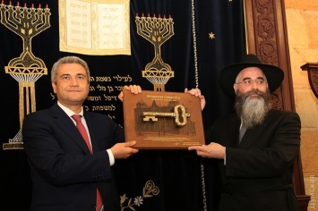 Глава Одесского облсовета передал еврейской общине символический ключ от Бродской синагоги