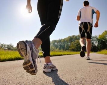 Ученые посчитали бег в кроссовках вредным