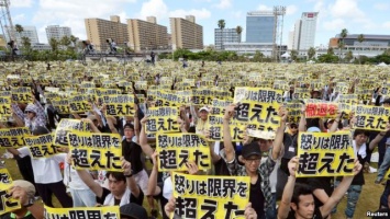 В Японии прошла массовая акция протеста против военных баз США