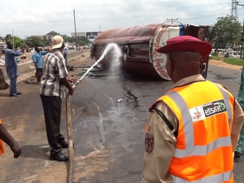 В Нигерии бензовоз протаранил фуру и врезался в автобус, погибли 19 человек