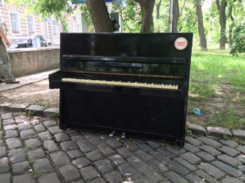 В Одессе устанавливают общественные... пианино: сыграть может каждый желающий