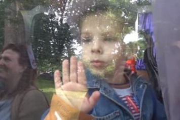 В сети появилось видео, как сироты со слезами на глазах переезжали в Северодонецк (видео)