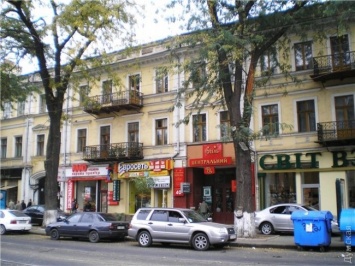 Одесскому горсовету предлагают продать историческую гостиницу и склад в Преображенском парке