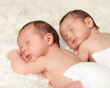 Ученые: Близнецы лучше спят, когда находятся рядом