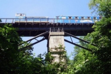 В Сырецком парке мужчина упал с моста