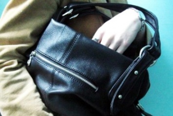 В Симферополе неудачливая воровка забыла свою сумочку на месте кражи