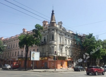 В Одессе неизвестные самостоятельно покрасили памятники архитектуры