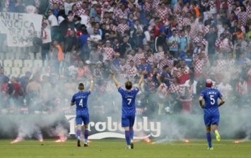 УЕФА оштрафовал Хорватию на 100 тысяч евро за поведение фанатов