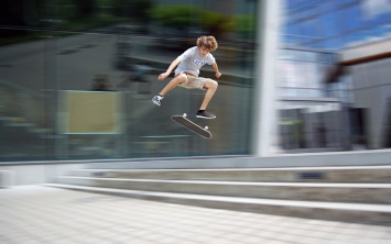 Международный день скейтбординга: попробуй стать на роликовую доску и взлететь в воздух (Видео)