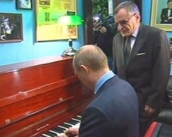 Так и я могу, пусть Мурку сбацает: Путин сыграл на расстроенном пианино