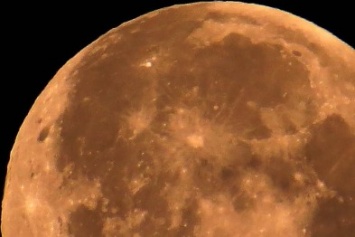Мариупольцы сегодня ночью могли наблюдать "клубничную луну" (ФОТО)