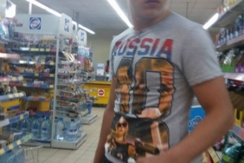 В криворожском супермаркете свободно разгуливал неизвестный в футболке с надписью "Russia" (ФОТО)
