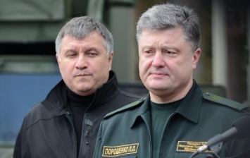 Порошенко и Авакова заподозрили в постановке политического спектакля для похорон Минска