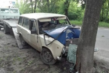 На ХТЗ водитель "легковушки" протаранил дерево: трое девушек в больнице (ФОТО)