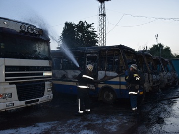 Из-за пожара на стоянке в Николаеве сгорели 6 автобусов