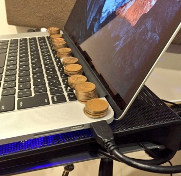 Японец нашел простой способ охладить MacBook в жару