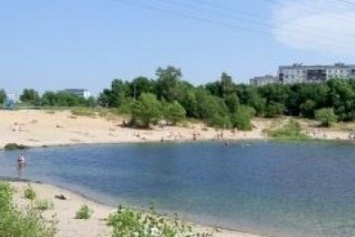 Северодончане купаются в озере Чистое несмотря на запрет