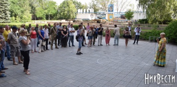 Протестующие под Николаевской ОГА дали сутки на выполнение их требований, не указав, что предпримут в противном случае