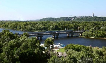 В Киеве на мосту Метро будет частично ограничено движение транспорта