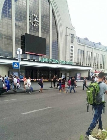 В Киеве ночью "минировали" железнодорожный вокзал, его работа была приостановлена на полтора часа
