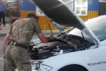 На админгранице с Крымом пограничники задержали элитный «Jaguar XJ» (фото)