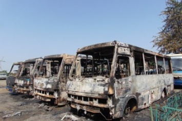 Вандалы в масках сожгли автобусную стоянку Николаев-Одесса (ФОТО, ВИДЕО)