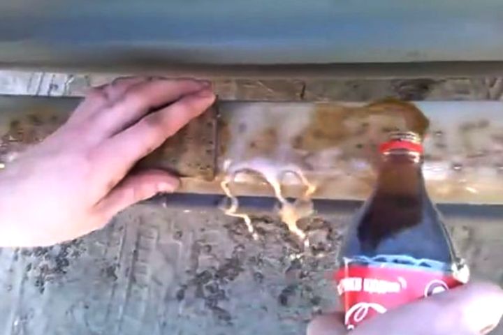 Человек помыл авто Кока-колой