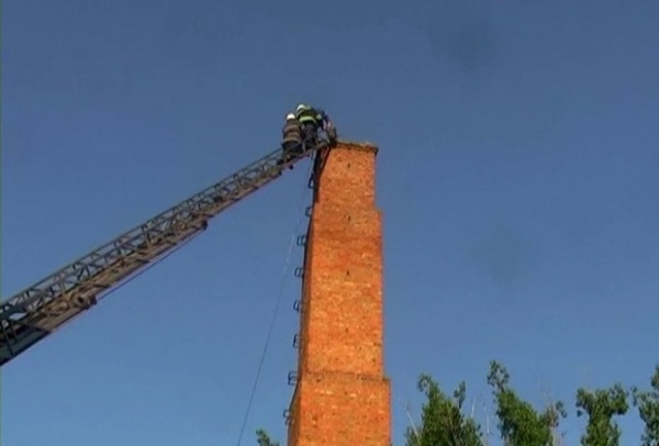 В Луганске спасатели сняли с трубы котельной двух «верхолазов»