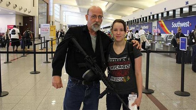 В США мужчина пришел в аэропорт встречать дочь с заряженным автоматом
