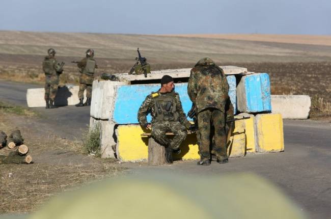 Боевики не прекращают обстрелов пункта пропуска в селе Родина на Луганщине