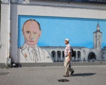 В оккупированном Крыму Путина "забросали" краской (ФОТО, ВИДЕО)