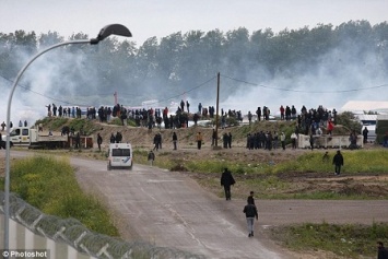 В Кале мигранты устроили беспорядки. Полиция применила слезоточивый газ