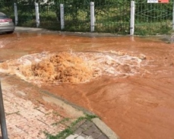 Потоп в Киеве: посреди улицы появилось "гигантское озеро" из ржавчины (ФОТО)