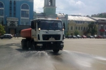 В Киеве из-за жары усилили полив дорог