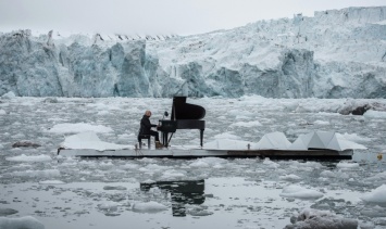 Видео недели: на рояле во льдах Арктики