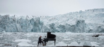Итальянский пианист выступил на льдине в Северном Ледовитом океане