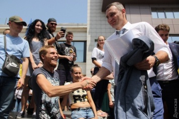 "Антитрухановцы" заблокировали отель, где выступал Кличко, а потом просили его стать мэром Одессы