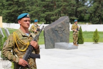 На Днепропетровщине память о погибших в АТО десантниках увековечили в граните (ФОТО)