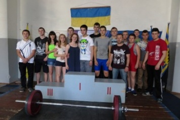 Команда из Белозерского заняла второе место на чемпионате по тяжелой атлетике