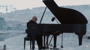 Пианист выступил на льдине в Северном Ледовитом океане