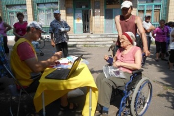 Гуманитарная помощь для жителей «горячих точек»: волонтеры снова побывали в Песках (ФОТО)