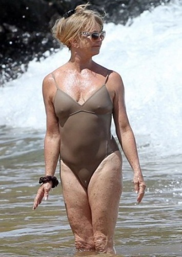 Голди Хоун похвасталась фигурой в купальнике
