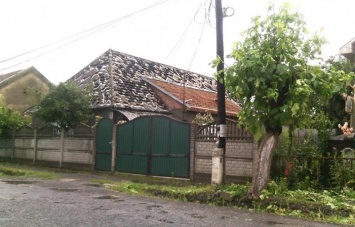 На Закарпатье град продырявил крыши домов (фото)