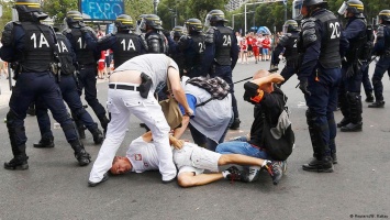 Полиция в Марселе пресекла столкновения болельщиков