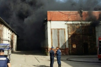 В Днепре в районе Кайдакского моста сильный пожар на складах
