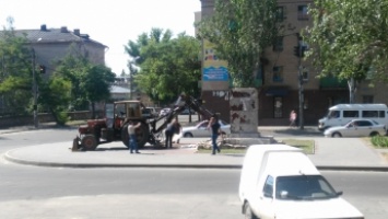 Постамент Ленина убирают со второй попытки (фото)