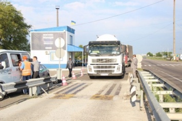 «Просто война какая-то» - перевозчики блокировали и пытались поджечь весовой комплекс на трассе Херсон-Николаев
