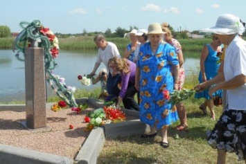 Славянцы возложили цветы к могиле неизвестного солдата на Славянском курорте